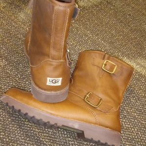 Size 5 ugg boots is being swapped online for free