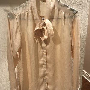 Women’s Blouse is being swapped online for free