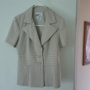 Light weight , short sleeve, blazer size 13/14  is being swapped online for free