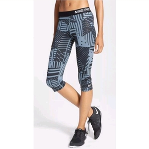 Nike Capri Leggings Sz M is being swapped online for free