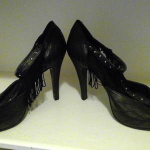 Black fringe heels is being swapped online for free
