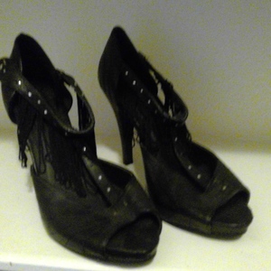 Black fringe heels is being swapped online for free