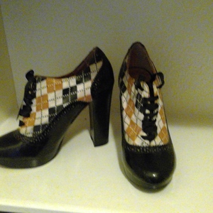 Plaid heels is being swapped online for free