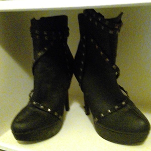 Black heart boot heel is being swapped online for free