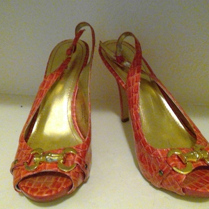 Pink open toe heels with gold accents  is being swapped online for free