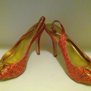 Pink open toe heels with gold accents  is being swapped online for free