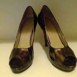 Newport News animal print open toe heels is being swapped online for free