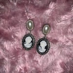 Vintage elegant pearl earrings  is being swapped online for free