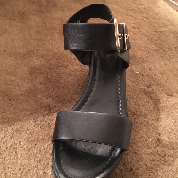 Black Platform Wedges (8.5) is being swapped online for free
