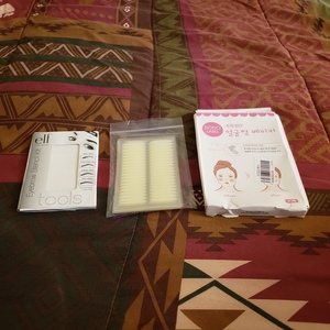 Makeup accessories  is being swapped online for free