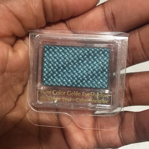 Estée Lauder teal eyeshadow  is being swapped online for free