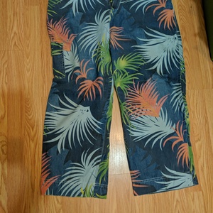 Tropical colorful capris is being swapped online for free
