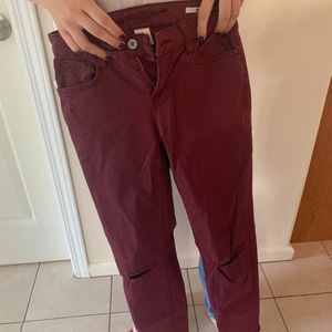 Maroon skinny jeans is being swapped online for free
