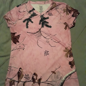 Pink Realtree shirt is being swapped online for free