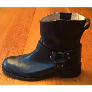 L.L. Bean black leather Harness Boots 8.5-9 is being swapped online for free