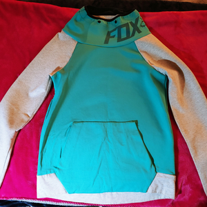 SOOOOO CUTE! WOMENS SM TEALISH GREEN & GREY FOX SWEATER is being swapped online for free