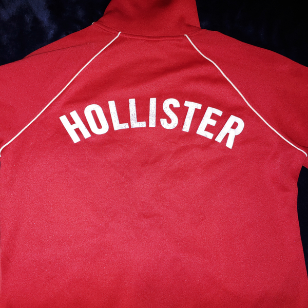 MISSES SIZE XL HOLLISTER ZIP UP SWEATER, VERY CUTE  is being swapped online for free