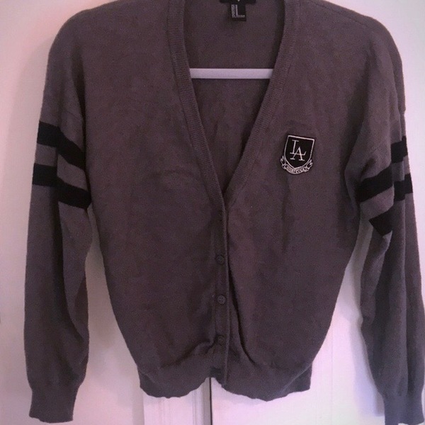 Grey sweater is being swapped online for free