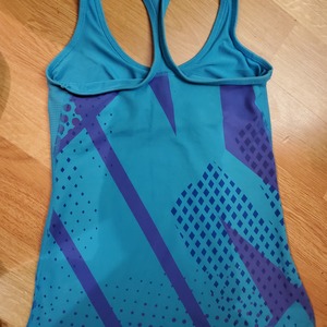 Nike Dri Fit Work Out Top Sz Xs is being swapped online for free