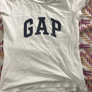 A white GAP Tshirt  is being swapped online for free