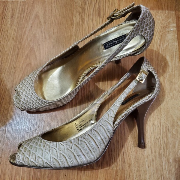 Daisy Fuentes High Heel Pumps sz 8 is being swapped online for free