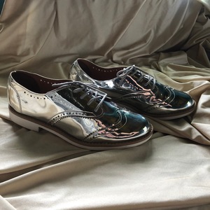 Oxford style shiny shoes is being swapped online for free