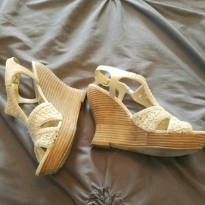 Audrey Brooke Crocheted Wedges 8.5 is being swapped online for free