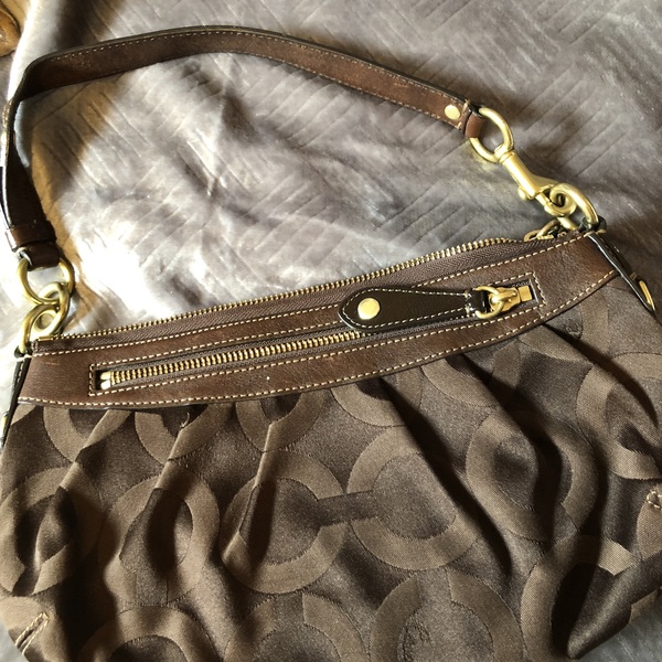 Coach purse brown is being swapped online for free