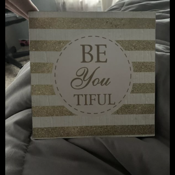 Girls room decoration sparkly beyoutiful sign is being swapped online for free