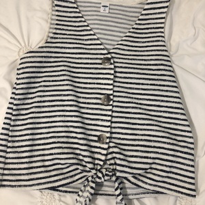 XS old navy button tie front tank is being swapped online for free