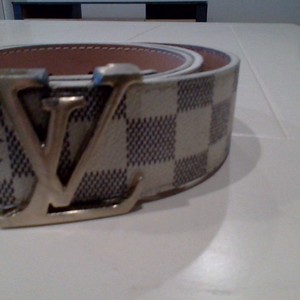 Louis Vuitton white/pink gold belt is being swapped online for free