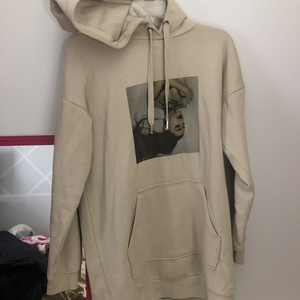 Ariana Grande Sweatshirt Dress is being swapped online for free