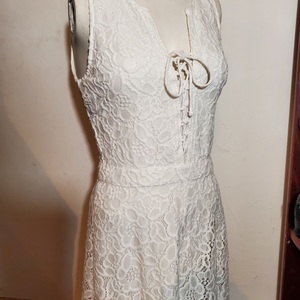 Hollister Floral Lace Up Romper Sz Xs is being swapped online for free