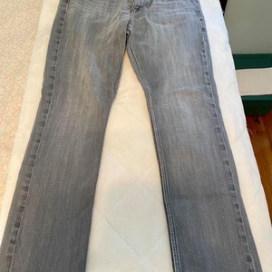 Lot of 10 women’s items is being swapped online for free