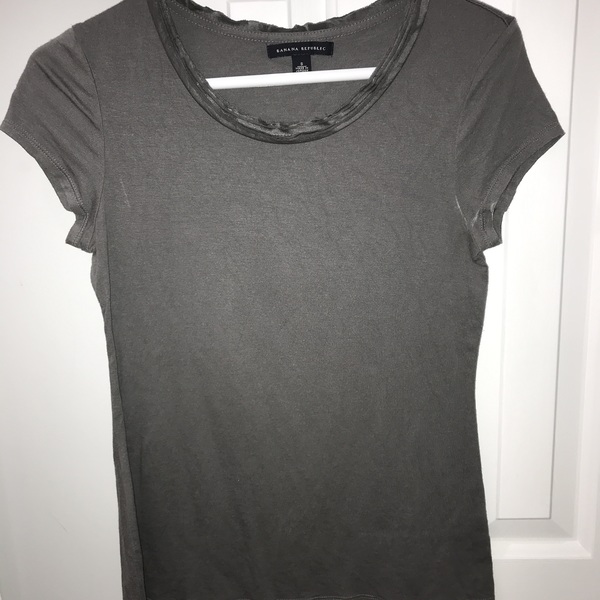 Nice Gray Banana Republic T-Shirt Frill Neckline is being swapped online for free