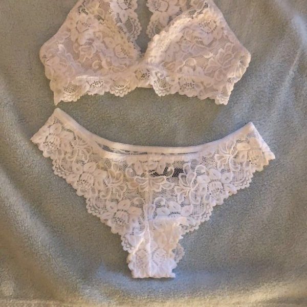 White Lace Lingerie Set is being swapped online for free