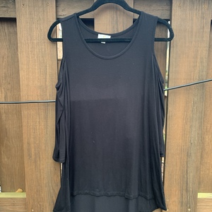 Black Cold Shoulder Long Sleeve Tee is being swapped online for free