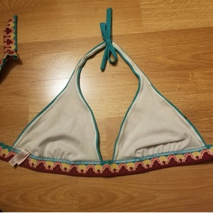 Victoria's Secret Bikini Top Sz L is being swapped online for free
