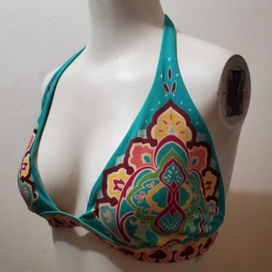 Victoria's Secret Bikini Top Sz L is being swapped online for free