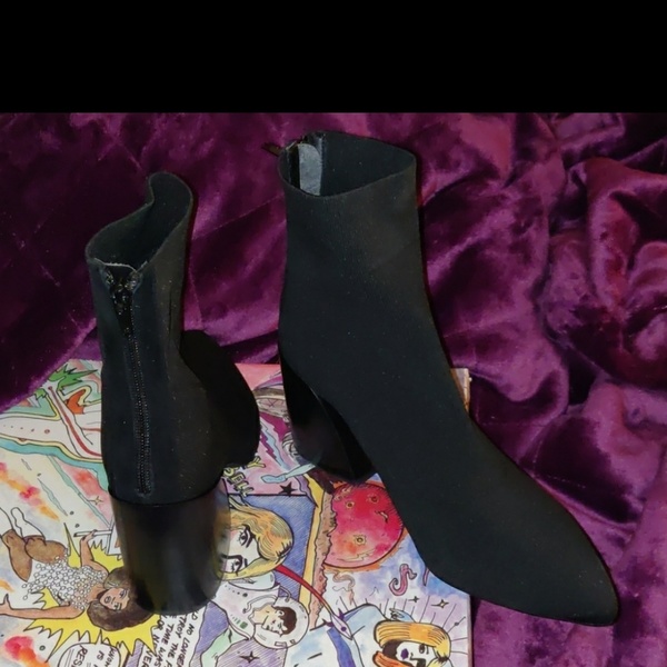 JEFFERY CAMPBELL BRAND NEW is being swapped online for free