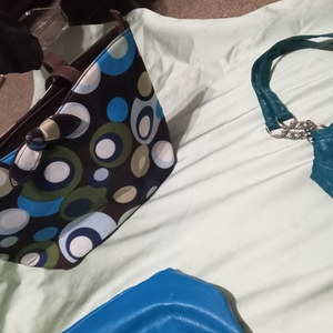 4 purses  is being swapped online for free