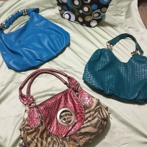 4 purses  is being swapped online for free