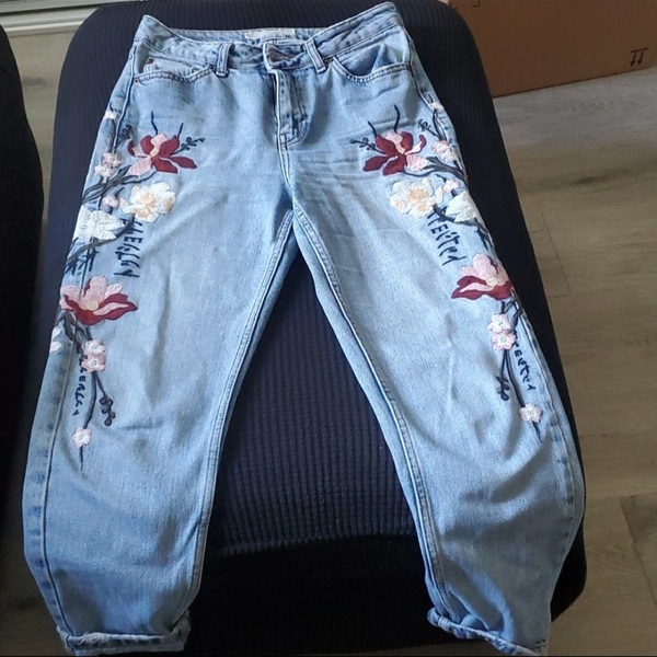 Topshop Moto Floral Embroidered Mom Jeans in Blue  Size 26 is being swapped online for free