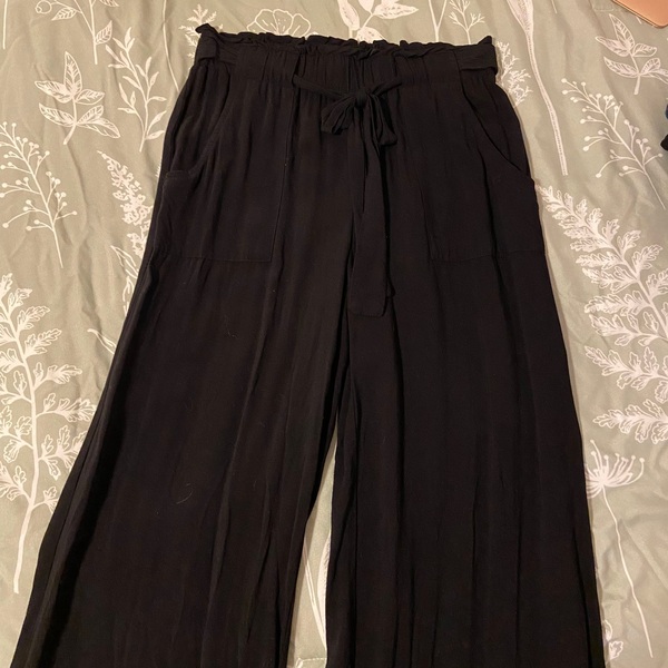Women's flowy black pants is being swapped online for free