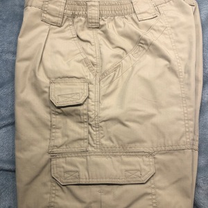 2 pairs of Khaki 511 pants size 34 /32 for size 36/30 or 32 is being swapped online for free