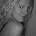 Lisa  is swapping clothes online from california