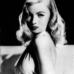 annie  is swapping clothes online from Virginia Beach, Virginia