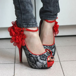 Daniela H is swapping clothes online from Crown Point, Indiana