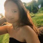 isabelleaczel is swapping clothes online from 