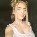 danaahxo is swapping clothes online from 